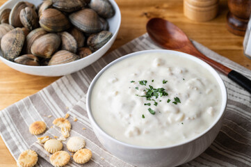 clam chowder with fresh clam and oyster cracker