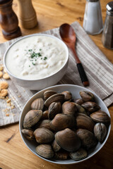 clam chowder with fresh clam and oyster cracker