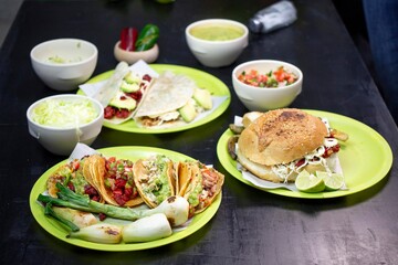 mesa con comida