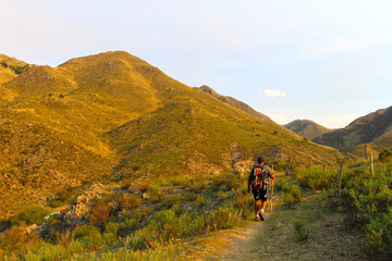 HOMBRE Y MONTE