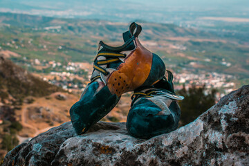 Pies de gato y manos con magnesio durante una tarde de escalada en el sur de España con vistas y...