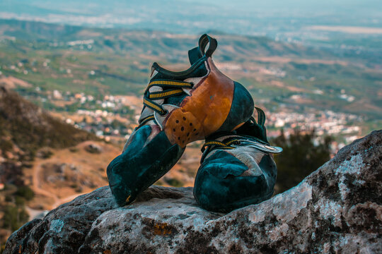 Pies de gato y manos con magnesio durante una tarde de escalada en el sur de Espa&ntilde;a con vistas y paisajes magn&iacute;ficos