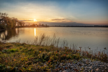 Sonnenuntergang über dem Stausee in Eching