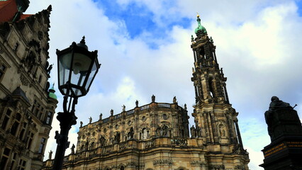 Fototapeta na wymiar kath. barocke Hofkirche und Rathaus in Dresden mit alter Laterne unter schönem Himmel
