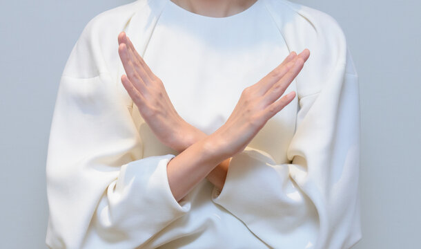 ダメのポーズをする女性の手　NGジェスチャー