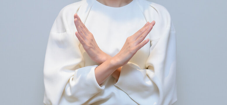 ダメのポーズをする女性の手　NGジェスチャー