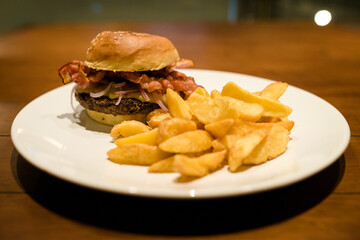 Sanduíche com batata frita