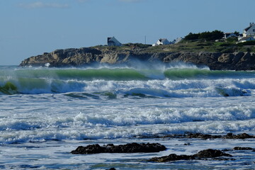 A view of the granit coast of Batz sur mer during a sunny day.