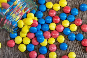 Fototapeta na wymiar Caramelos confitados de colores 