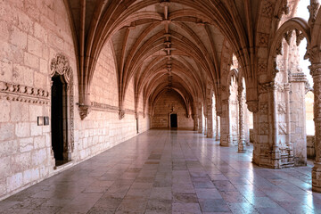 Obraz premium Archway of an old monastery. Cloisters of Jeronimos Monastery. Lisbon Portugal