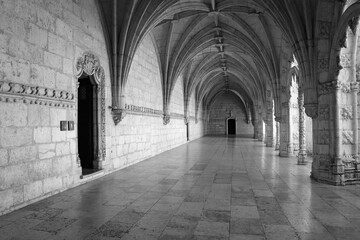 Obraz premium Archway of an old monastery. Cloisters of Jeronimos Monastery. Lisbon Portugal