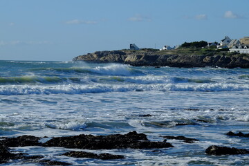 Fototapeta na wymiar the granit coast of Batz sur mer with some nice waves.