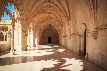 Obraz premium Archway of an old monastery. Cloisters of Jeronimos Monastery. Lisbon Portugal