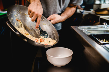 Chef preparando refeição