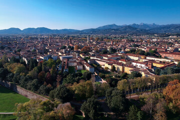 Fototapeta na wymiar Veduta aerea di Lucca