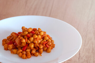 cooked beans on a plate, vegetarian dish, cooked chickpeas