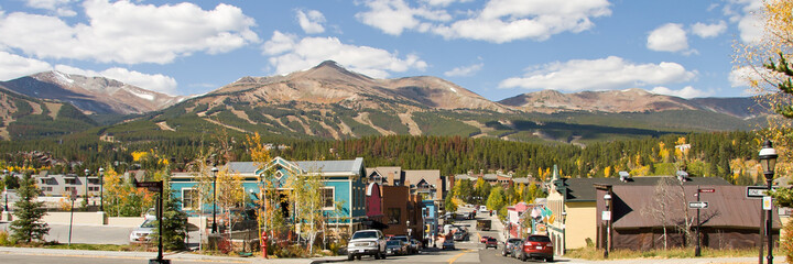 Fototapeta na wymiar Breckenridge Autumn Panorama - Panoramic view of the town of Breckenridge Colorado with Araphoe National Forest and Peak 8 in the background. Summit County in Autumn