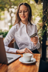 woman doing online shopping