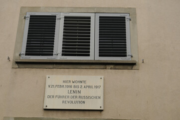 Fototapeta na wymiar Zürich city: Lenin lived in 1916/17 here in this house in the old town of Zürich city
