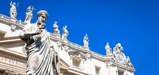 Obraz premium Saint Peter statue in front of Saint Peter Cathedral - Rome, Italy - Vatican City