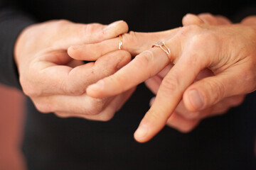 Obraz na płótnie Canvas Slightly blurred wedding ring on the finger