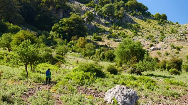 Escursionista nel Supramonte di Orgosolo in Sardegna