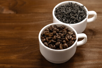 Fototapeta premium Mugs with coffee and tea on wooden background