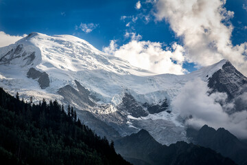 Fototapeta na wymiar Montaña nevada en los Alpes desde Chamonix