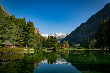 Lago en el valle de Aosta entre montañas. Gressoney St Jean.