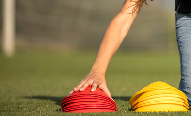 Mujer preparando el material de entrenamiento para deportistas