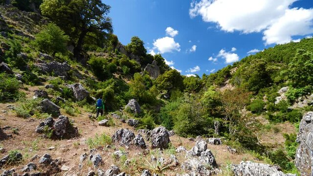 Escursionista nel Supramonte di Orgosolo in Sardegna 1