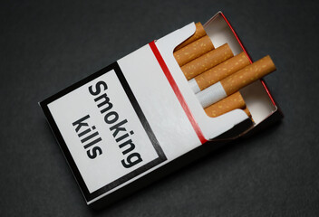 Filterzigaretten Zigaretten Packung Warnhinweise Warnhinweis auf Zigarettenpackung...