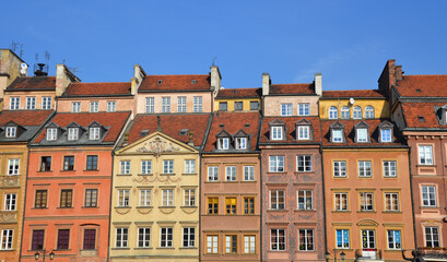 Fototapeta na wymiar Vista de las fachadas de la plaza del mercado en el centro historico de Varsovia, Polonia