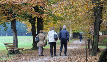 Persone che passeggiano nel parco in autunno