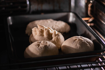 pan artesanal en bollitos pequeños al horno caseros en contraluz cordoba argentina