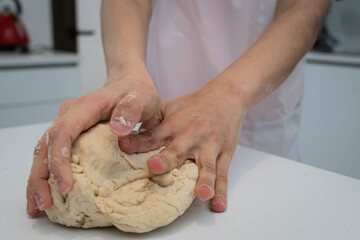 manos amasan pan fresco artesanal con levadura harina agua sobre base blanca cordoba argentina