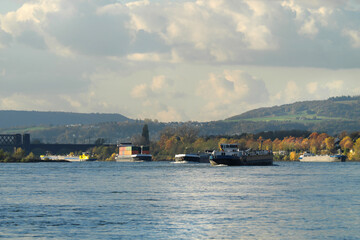 Panorama-Aufnahme von Frachtschiffen auf dem Rhein bei Bendorf in Rheinland-Pfalz im Herbst -...