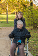 frau mit rollator und freundin unterwegs