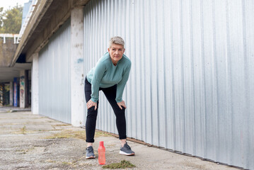 Middle age woman doing fitness exercices 