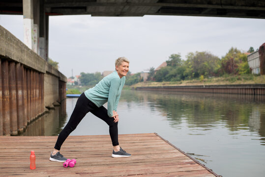 Middle age woman doing fitness exercices 