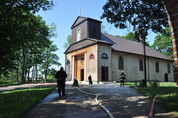 Strażacy ratują kościół. Akcja ratunkowa, pożar
