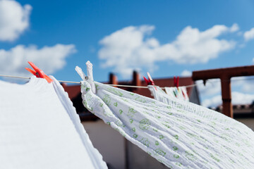 Tücher trocknen bei schönem Wetter auf einer Wäscheleine
