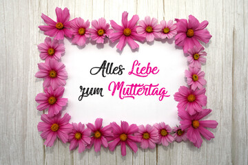 Alles Liebe zum Muttertag. Hintergrund mit Rahmen aus  rosa Blumen, Handschrift, weißes Holz. 