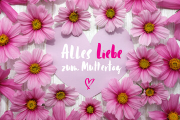 Alles Liebe zum Muttertag. Hintergrund mit Rahmen aus rosa Blumen, Herz Karte, Handschrifttext, weißes Holz.