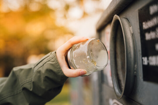 Glas in den Container einwerfen