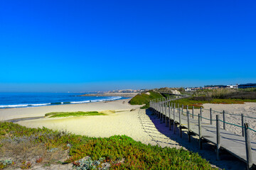 Obraz premium Hölzerner Gehweg an der Atlantikküste bei Vila Nova de Gaia - Portugal