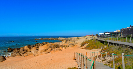 Hölzerner Gehweg an der Atlantikküste bei Vila Nova de Gaia - Portugal