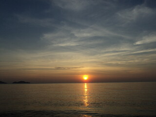Fototapeta na wymiar sunset over the sea in Thailand