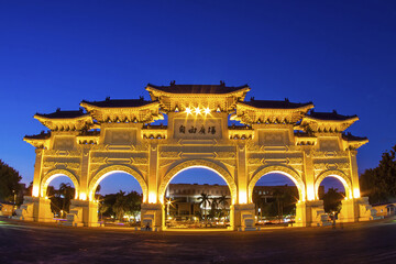 Naklejka premium Chiang Kai shek Memorial Hall Liberty Square Archway Night Lighting