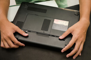 technician Change the notebook battery